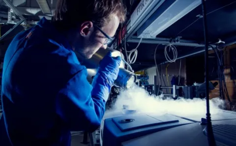 A graduate student works in the lab of John Bowers at UCSB’s Institute for Energy Efficiency